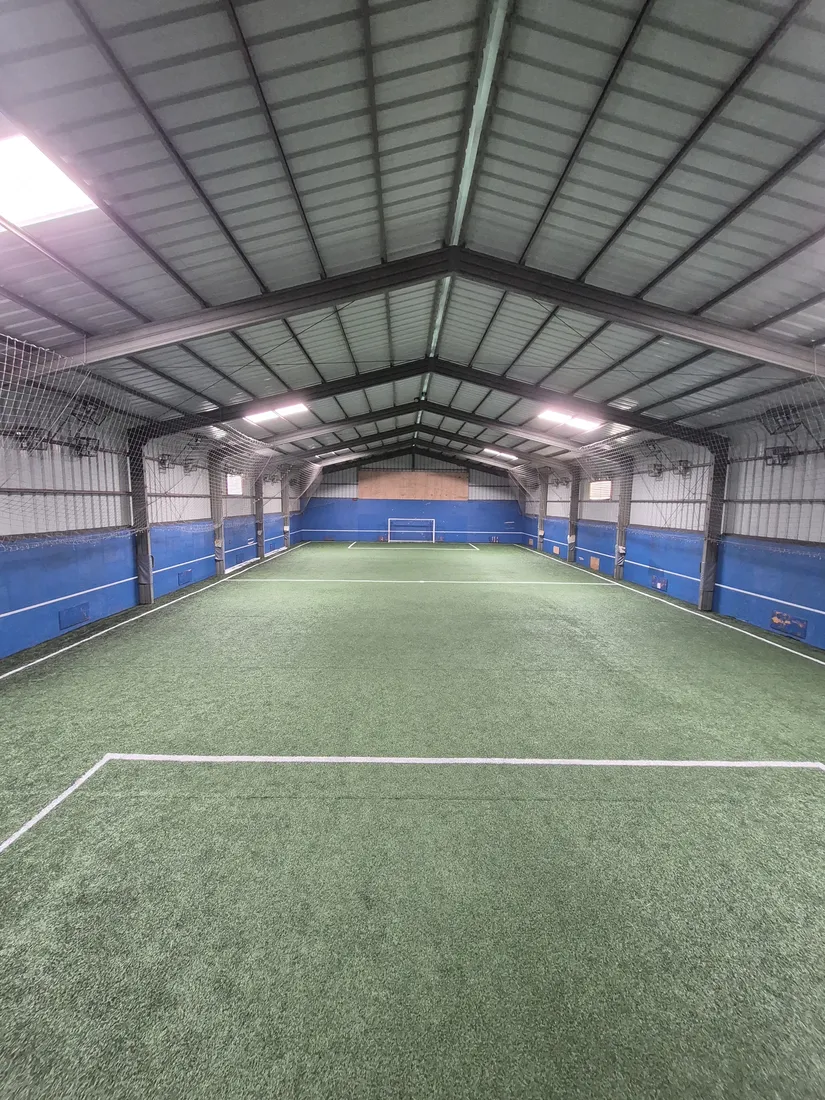 Cancha de futbolito techada con césped sintético