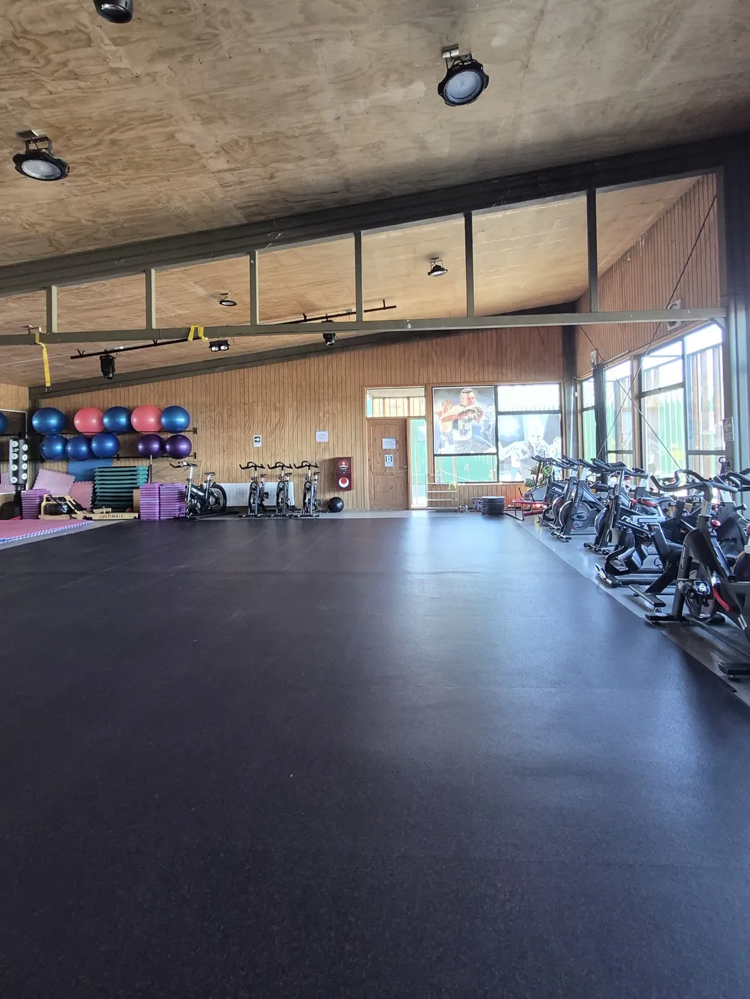 Clases grupales en el gimnasio